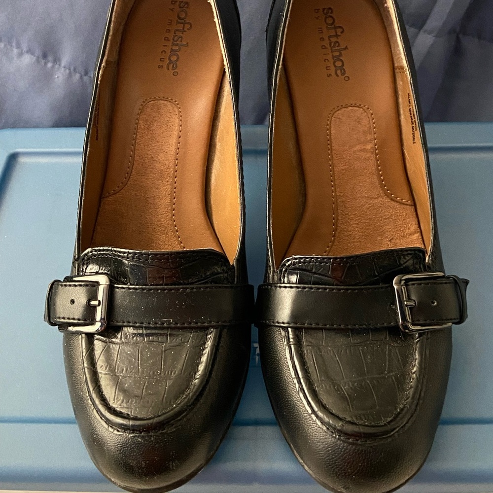 Round Toed Black Pumps